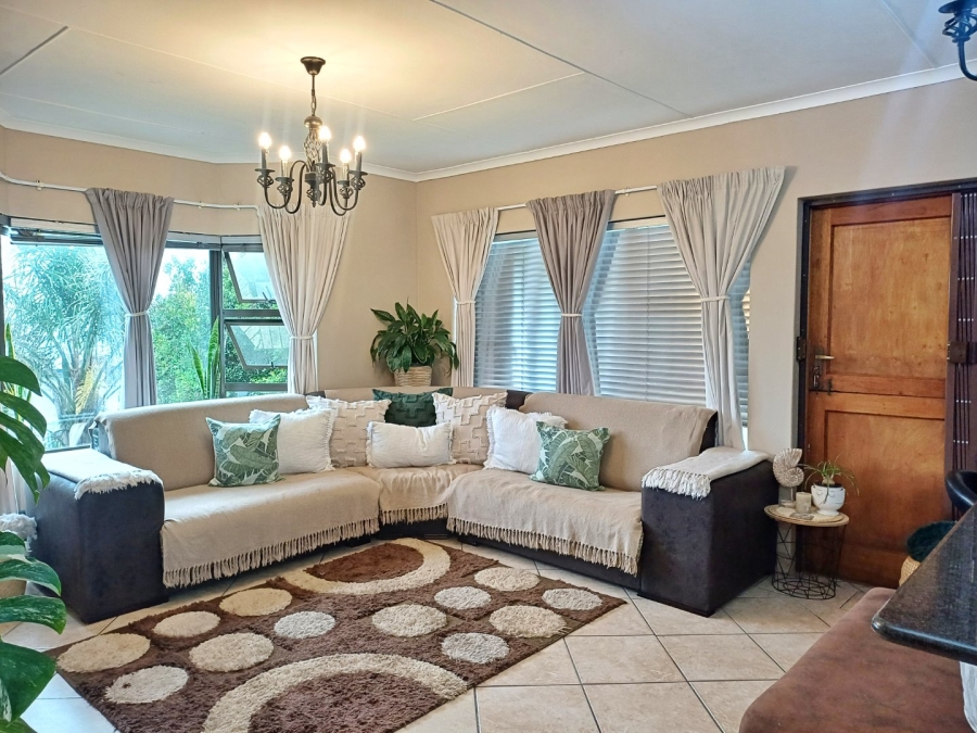 5 Bedroom Property for Sale in Reebok Western Cape